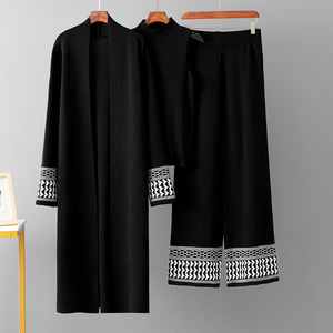 ชุดลำลองมุสลิมแบบเรียบร้อยสำหรับฤดูใบไม้ผลิ ชุด 3 ชิ้น เสื้อคลุมคาร์ดิแกนคุณภาพสูง กางเกงทรงปกติ ชุดเซ็ตสวยหรูสำหรับผู้หญิง ความยาวเหนือเข่า - Product Image 4