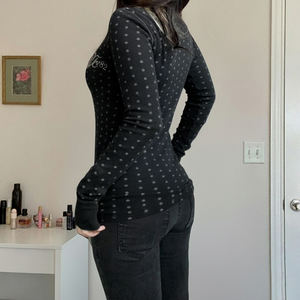 Camiseta de manga larga con cuello redondo y botones, estilo femenino, con estampado de lunares en contraste de color, estilo vintage, ajustada y versátil. - Product Image 4