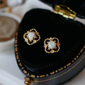 Orecchini a Perno E2156 Placcati Oro con Opale, Forma a Fiore, Montatura a Castone, Gioielli Classici da Donna per Uso Quotidiano - Product Image 5