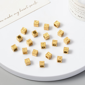 Cuentas de cubo alfabéticas |   Espaciadores de Letras Iniciales de Acero Inoxidable con Baño de Oro y Plata de 18K, 7*7MM, para Fabricación de Joyería, Pulseras y Collares - Product Image 2