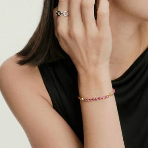 Braccialetto EDGE Personalizzato con Cordoncino Intrecciato Rosa Regolabile e Charm in Cristallo Placcato Oro, Gioiello Elegante da Donna - Product Image 2
