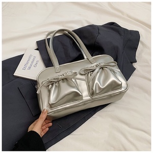 Sac fourre-tout tendance pour femme en cuir PU grande capacité avec fermeture éclair, bandoulière et doublure en polyester imperméable pour les trajets quotidiens et l'université - Product Image 3