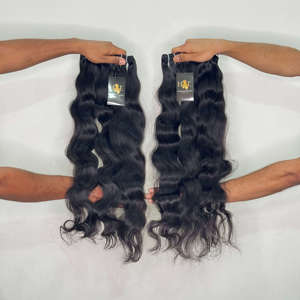Fournisseur en gros de mèches de cheveux humains indiens bruts, non traités, à cuticules alignées, ondulés et bouclés, avec des ondulations naturelles. - Product Image 1