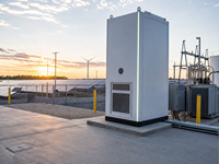 Armoire de stockage d'énergie à refroidissement liquide LiFePO4 Lithium-ion 241 kWh 125 kW avec BMS intelligent, protection IP55, communication CAN/RS485