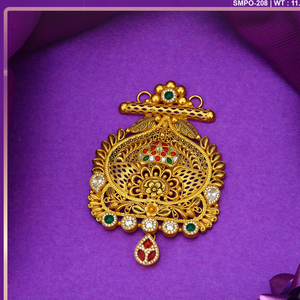 Elegante collar con colgante de oro de diseño tradicional con intrincados motivos florales de filigrana y detalles de piedras para novias. - Product Image 3
