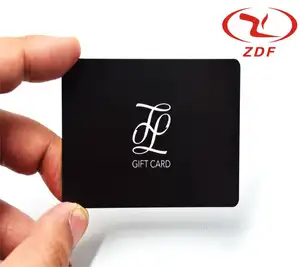 Özel CR80 PVC üyelik hediye kartı VIP sadakat kartı özel CMYK baskı kabartmalı desen plastik kesme kalıplama