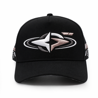 Casquette de golf personnalisée à 5 panneaux, broderie 3D en relief, visière incurvée, perforations découpées au laser, séchage rapide, maille imperméable, style trucker