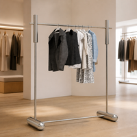 Porte-vêtements simple en acier inoxydable brossé, avec barre de base stabilisatrice et joints soudés sans couture, personnalisable OEM/ODM pour boutique de vêtements