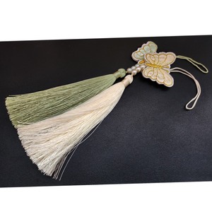 Norigae Coreano Hecho a Mano, Colgante de Mariposa Tradicional con Borla de Seda Bordada y Adorno de Perlas, Accesorio para Hanbok - Product Image 1