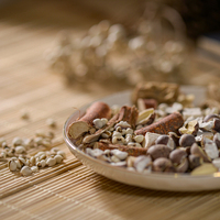 Set Sup Herbal Tradisional Tiongkok dengan Akar Codonopsis, Akar Astragalus, dan Akar Ara Berbulu, Bahan Masakan Rebus yang Bergizi