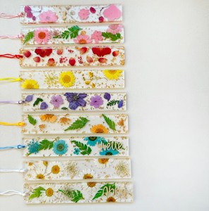 Marque-page en résine avec de vraies fleurs séchées pour les amoureux des livres, cadeau unique, marque-page floral pressé fait à la main avec pompon - Product Image 6