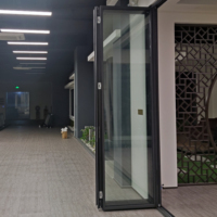 Porte intérieure pliante en verre en alliage d'aluminium de qualité exceptionnelle, finition moderne, avec isolation thermique et moustiquaire