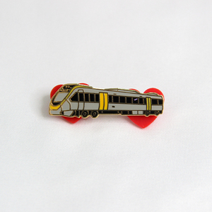 Pin de Solapa Personalizado de Latón Dorado con Esmalte Duro y Corazón Rojo, con Base de Goma - Product Image 2