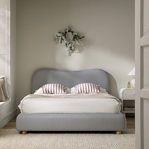 Frans landelijk gestreept gestoffeerd <span class=keywords><strong>bed</strong></span> met gebogen hoofdbord, ottomane, opbergbed, platformbed met houten poten voor de slaapkamer - Product Image 1