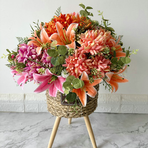 Arreglo floral artificial de crisantemo y lirio para decoración de bodas y hogar, estilo de 10 ramas con hilo dorado. - Product Image 4