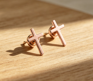 Boucles d'oreilles clous en acier inoxydable plaqué or 18 carats, bijoux minimalistes de foi chrétienne, petits clous d'oreilles en forme de croix - Product Image 5