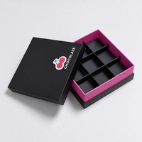 Boîte cadeau en chocolat personnalisée en trois parties avec insert en blister, couvercle, base et cadre central, emballage en papier noir au toucher doux
