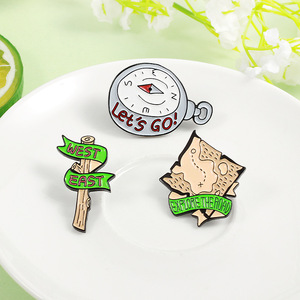Broche de brújula de esmalte con diseño de mapa del tesoro 'WEST EAST EXPLORE the ROAD', para actividades al aire libre y camping, como insignia para solapa de bolso, regalo de joyería - Product Image 1