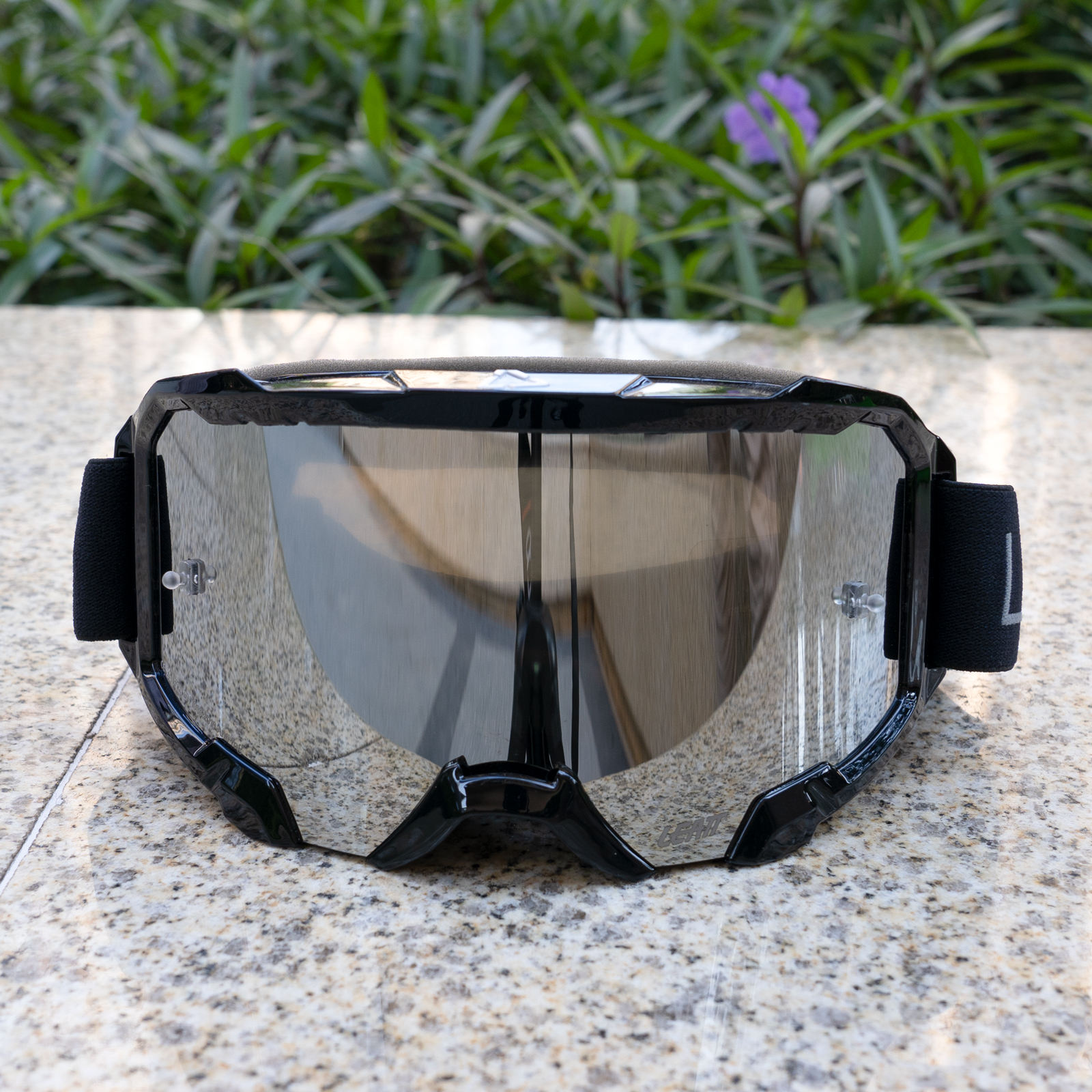 กรอบสีดำ / เลนส์สีเงินกระจก