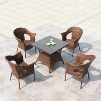 Ensemble de salon de jardin en rotin 4 places au design moderne et simple avec table et chaises pour patio, balcon et loisirs