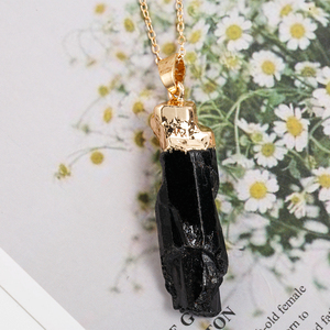 Collana con Ciondolo in Pietra Grezza Placcata Oro Shanmei, Ciondolo in Tormalina Nera per Creazione di Gioielli - Product Image 3