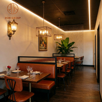 Table en bois avec pieds en acier inoxydable, canapé en cuir rouge, ensemble de chaises marron, style moderne rétro pour steakhouse, café, restaurant, hôtel