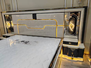 Juego de Muebles de Dormitorio de Lujo Elegante con Acabado de Alto Brillo, Cama Super King Size con Cabecero de Espejo Iluminado con LED y Armario de 8 Puertas - Product Image 2