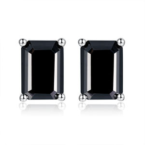 Pendientes de piedra arenisca negra con tachuelas plateadas, corte esmeralda, 1 quilate, 5x7 mm - Product Image 1