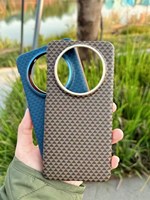 Étui de protection premium ultra-fin en PC avec texture carbone de luxe, design alphabet, pour iPhone 17 PM/16 Pro Max, avec sac OPP et chargement sans fil