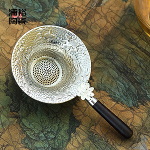 Colador de té de acero inoxidable con mango de ébano, superficie pulida, diseño vintage de loto y pez, para accesorios de juego de té - Product Image 1