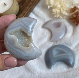 Agate Geode Moon, pierre de cristal énergétique naturelle polie, pour la décoration de la maison et du bureau, guérison Reiki, équilibre des chakras, cadeau artisanal - Product Image 1