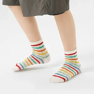 4 paires de chaussettes pour filles Motif de chenille mignonne de dessin animé Chaussettes rayées confortables et respirantes pour garçons et enfants - Product Image 4