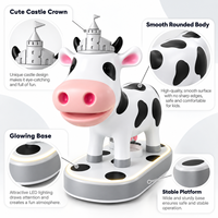 Manège pour enfants en forme de vache mignonne avec couronne de château et base lumineuse LED, équipement d'amusement animalier de dessin animé pour aire de jeux intérieure, centre commercial et parc à thème