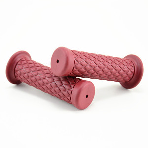 Ensemble de poignées de guidon universelles pour moto, 22mm, marron foncé, en caoutchouc souple et durable avec manchons confortables - Product Image 3