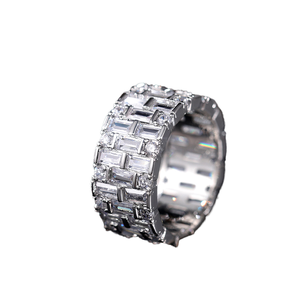 แหวนเพชร CZ ทรงสี่เหลี่ยมแบบ Iced Out สลักโลโก้ได้ แหวนฮิปฮอปสุดหรูสำหรับทุกเพศ - Product Image 4