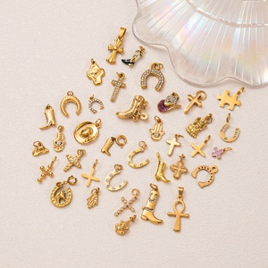 Fe y Fortuna |   Colgantes Vintage con Baño de Oro PVD de 18K: Cruz, Herradura e Hamsa |   Colgantes Impermeables, Hipoalergénicos y Duraderos - Product Image 3
