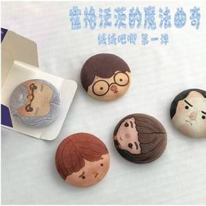 Set di Badge in Latta Personalizzati di <span class=keywords><strong>Harry</strong></span> <span class=keywords><strong>Potter</strong></span>, Distintivi delle Case di Hogwarts, Spilla da Bavero, Bottone Anime per Regali ai Fan, USA - Product Image 1