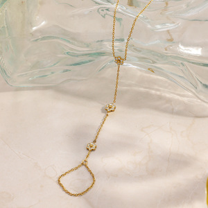 Pulsera de cadena con flores, chapada en oro de 18k con incrustaciones de diamantes, para fiestas. - Product Image 3