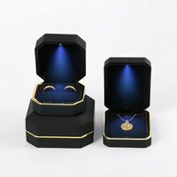 Ensemble d'emballage de bijoux : Boîte à bague de fiançailles, boîte à pendentif, présentoir à bijoux, boîte à boucles d'oreilles et boîte à bijoux avec lumière LED pour bagues