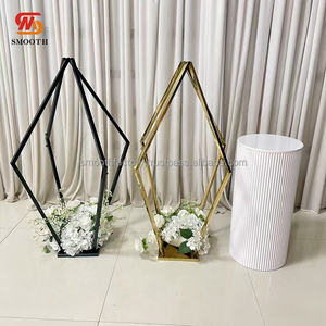 Support floral en métal doré personnalisé LEDA pour décoration d'allée de mariage, centre de table pour événements et fêtes - Product Image 2
