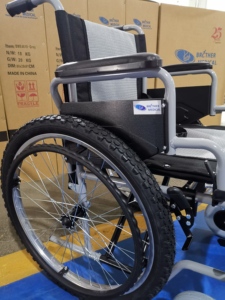 Silla de <span class=keywords><strong>Ruedas</strong></span> Neumática Reforzada <span class=keywords><strong>con</strong></span> Capacidad para 200 kg y Reposapiés Elevables - Product Image 4