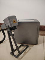 Machine de marquage laser à fibre portative haute précision 20W pour le codage du métal et du verre avec une zone de 50x50mm