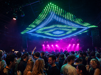 Écran LED en maille RGB XQD P50 pour extérieur, flexible, transparent, résistant à l'eau, pour affichage de grande taille et sur mesure avec indice de protection IP65