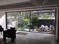 Puerta Corredera de Vidrio con Mosquitera Desmontable de Acero Inoxidable, Sistema de Rodillos Silencioso y Suave para Entrada de Villas, Hoteles y Exteriores de Aluminio