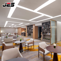 Canapé de restaurant J2S de style luxe léger, avec cadre en bois rembourré sur mesure, sièges en cuir modernes, table et chaises