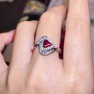 Anillo de rubí color sangre de paloma sin calentar de 0.81 ct con 44 diamantes sudafricanos de alta calidad, totalizando 0.32 ct, anillo de lujo de oro de 18 quilates con piedras preciosas. - Product Image 3