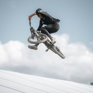 Bicicleta transfronteriza Nueva <span class=keywords><strong>Europa</strong></span> y América Deportes 8000W Alta potencia Eléctrica Todoterreno Bicicleta de montaña Velocidad Tendencia Acero - Product Image 5