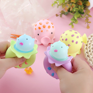 Nouveau jouet créatif en forme de pieuvre de 7,5 cm en caoutchouc, anti-stress instantané avec ventouse pour les journées chargées, pour les 6 ans et plus - Product Image 2