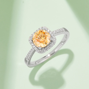 Bague de luxe en moissanite de 1 carat, qualité D, argent sterling avec placage platine, sertie à griffes, alliance - Product Image 4