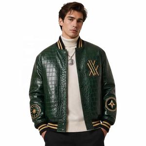 Giacca Varsity in Pelle Verde Lucida con Colletto a Costine e Ricamo in Ciniglia, Personalizzabile con Effetto Coccodrillo in Pelle <span class=keywords><strong>di</strong></span> Pecora, Produzione OEM - Product Image 1